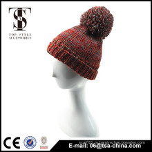 Вязаная шапка красного цвета с нормальной зимней девочкой